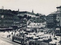 Trg bana Jelačića 1930-ih godina (srušena palača Pongratz)  Srušena Palača Pongratz 1937. godine. Piacentini će na prostoru srušene palače Pongratz izgraditi novu višekatnicu Osiguravajućeg društva (Assicurazioni Generali) iz Trsta.